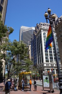 San Francisco fière du drapeau de la gay pride qu'elle affiche dans toute la ville